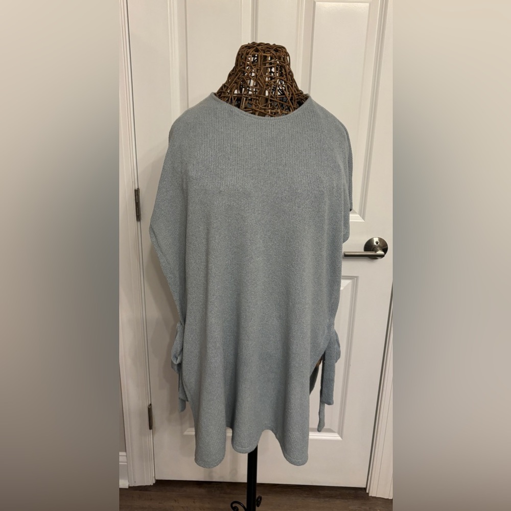 Beautiful H&M Lightweight Sweater with Open Sides Size L